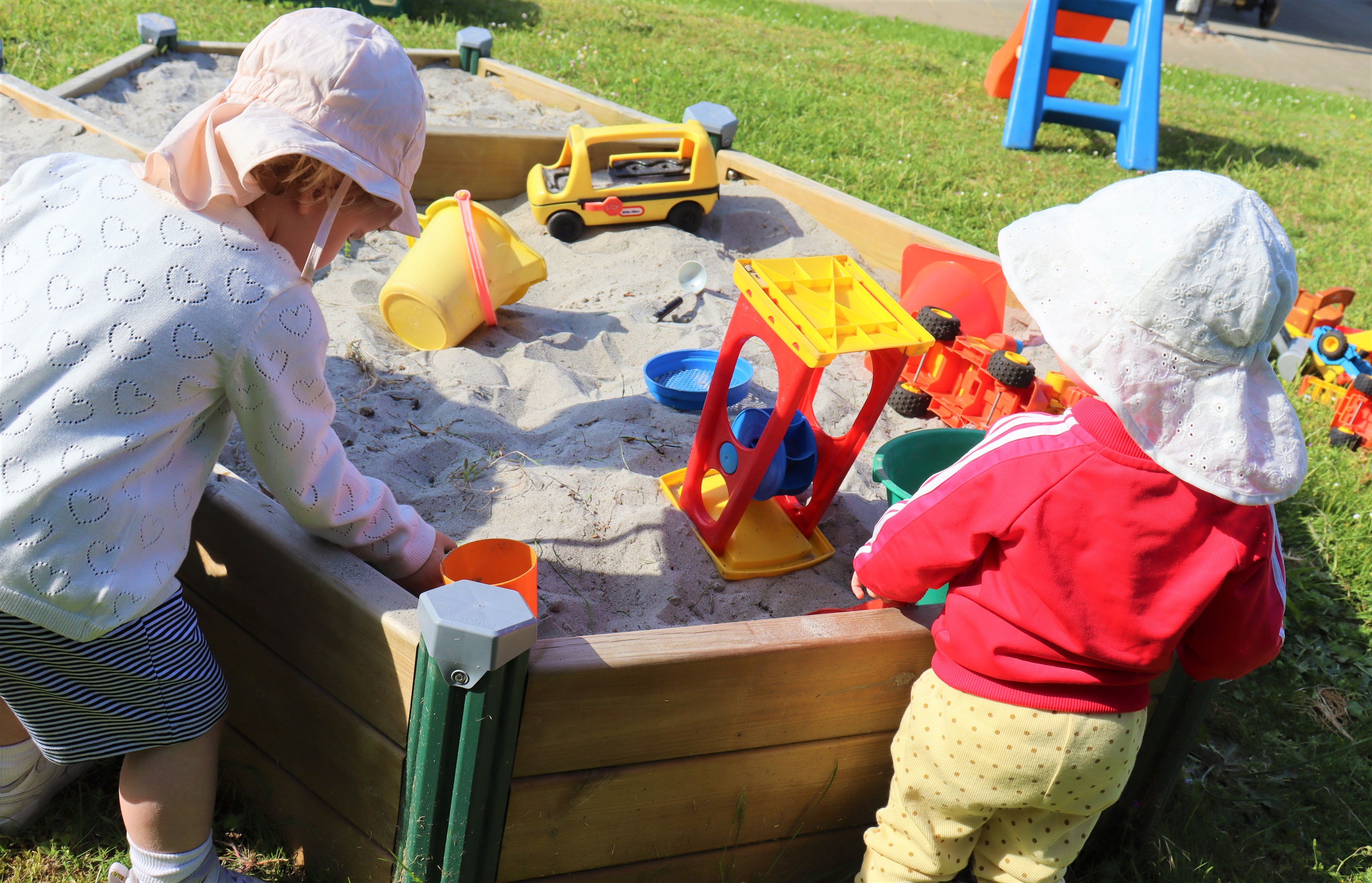 Dagplejebørn leger i sandkassen
